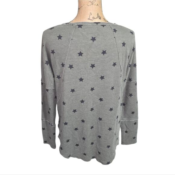 Lucky Brand Deep Scoop Neck Gray Star Patterned Long Sleeve Top Lightweight M - Picture 5 of 7